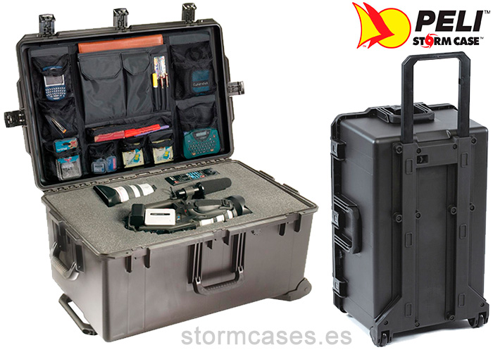 PELICAN STORM CASE iM2975 Person
